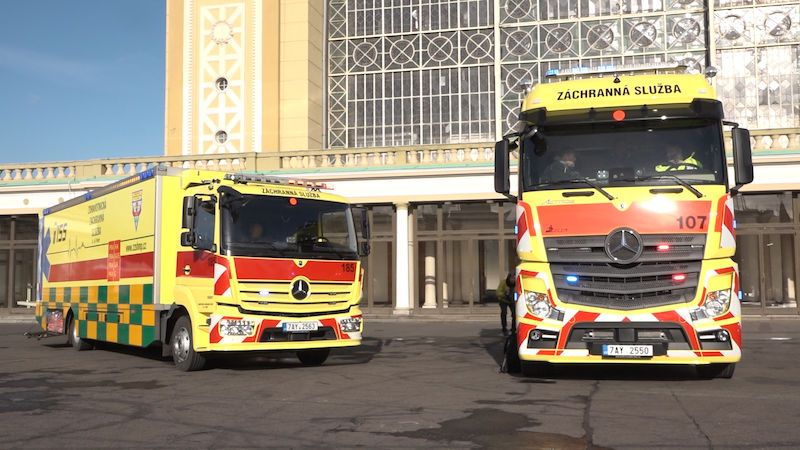 Záchranáři v Praze mají nové vozy, plánují i sanitku pro nakažlivé pacienty